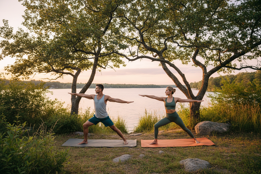 nő és férfi egymás mellett jógáznak a tóparton
