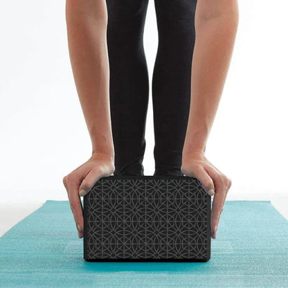 Gaiam fekete jógatégla – stabilitás, amit nem látsz, de érzel - Ayuna Ritual